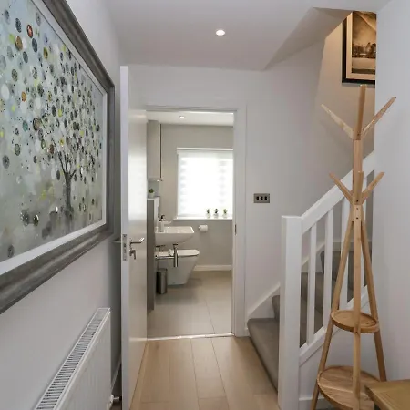 Watch Tree Apartment *
